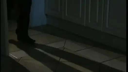 Gadis nakal dengan stoking seksi dengan stoking seksi ini ditutup matanya dan dientot dari belakang