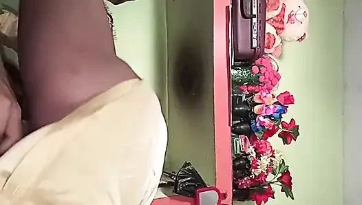 Hintli üvey kız kardeş inek pozisyonunda seks