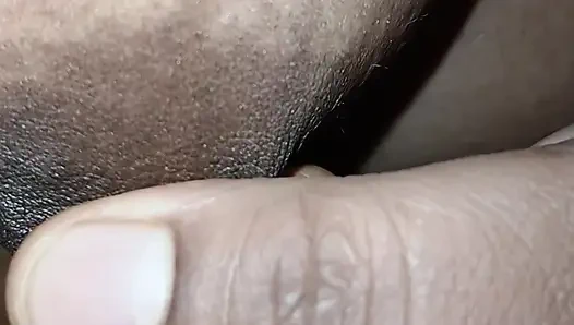 İri güzel üvey anne üvey oğlunu ona çıplak bakarken yakaladı, onu parmaklamaya hoş geldiniz.