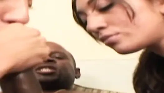 Две белые крошки получают все дырки для траха жестко отдолбил черный мужик с огромным хуем