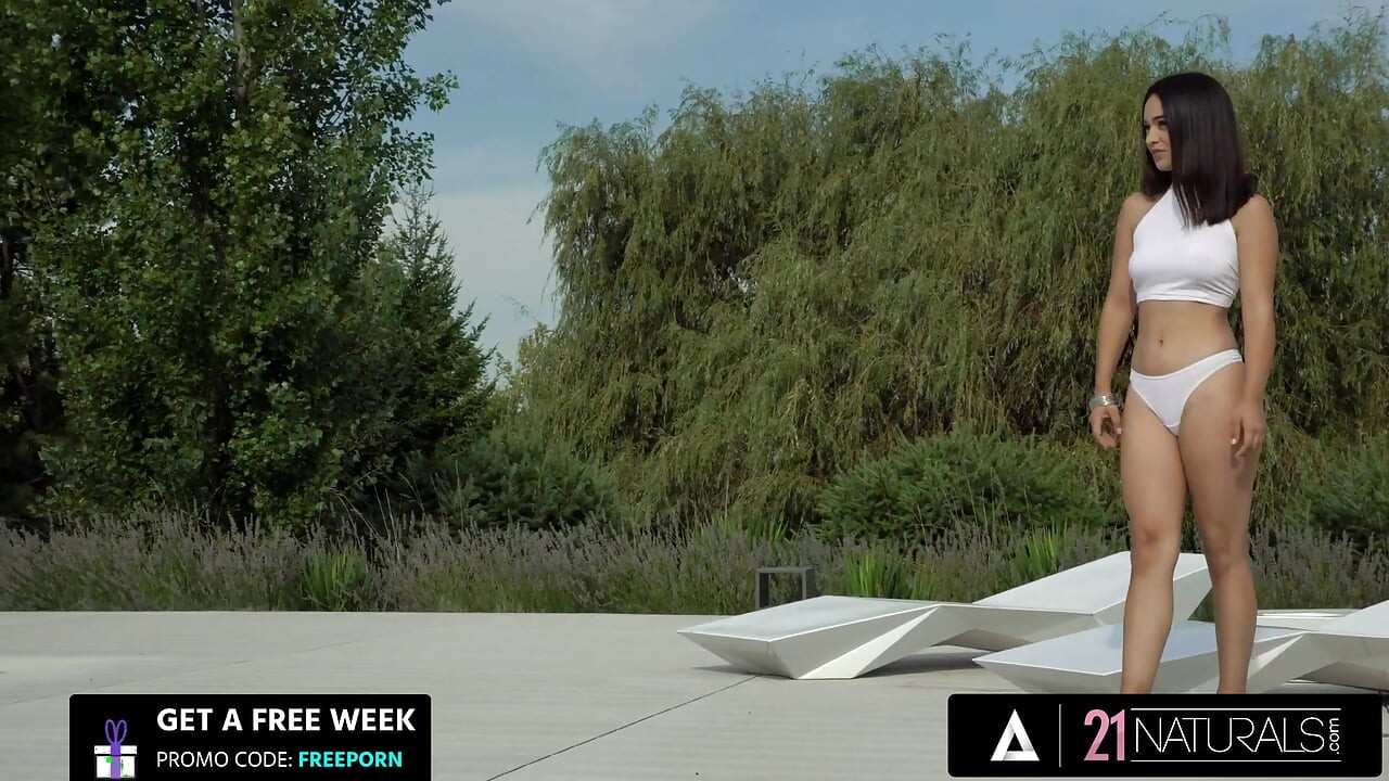 21 naturals - ginebra cachonda ofrece su culo para una follada anal amorosa