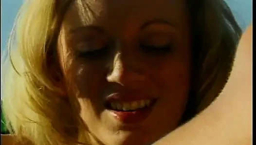 Vollbusige blonde MILfs stopfen sich im freien den arsch des anderen