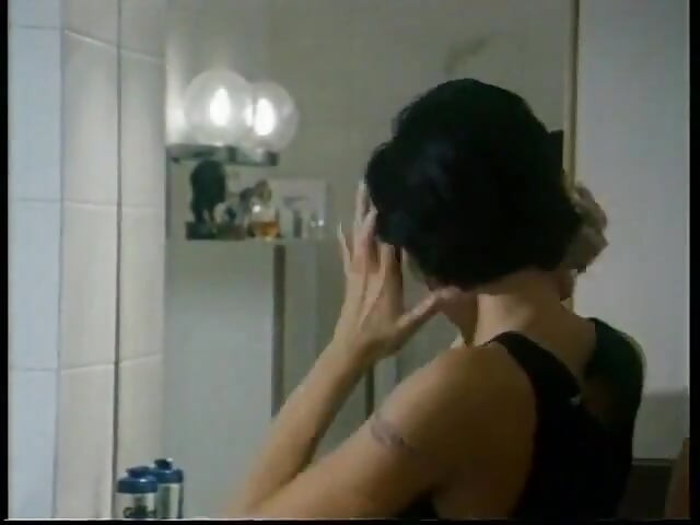 Porno italian retro: o brunetă cu țâțe frumoase futută de o pulă mare