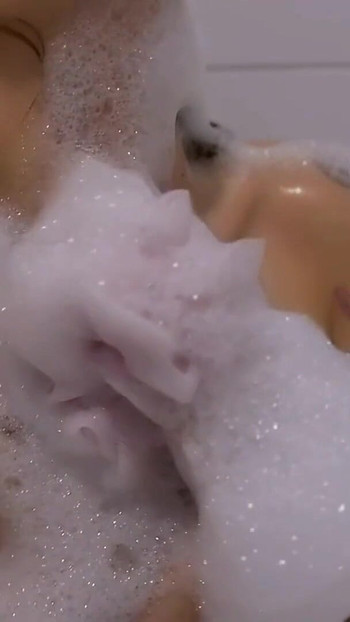 Moment cheie de la "Bubbles Soft, Softer Skin. Goală sub bule"