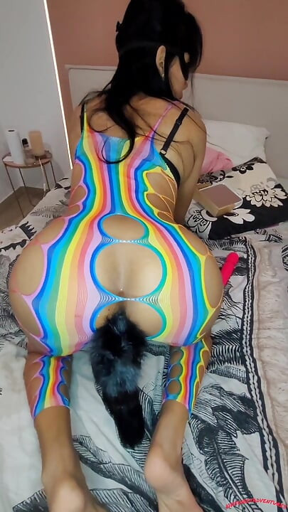 この可愛いアジアのビッチにとって初めてのアナル。