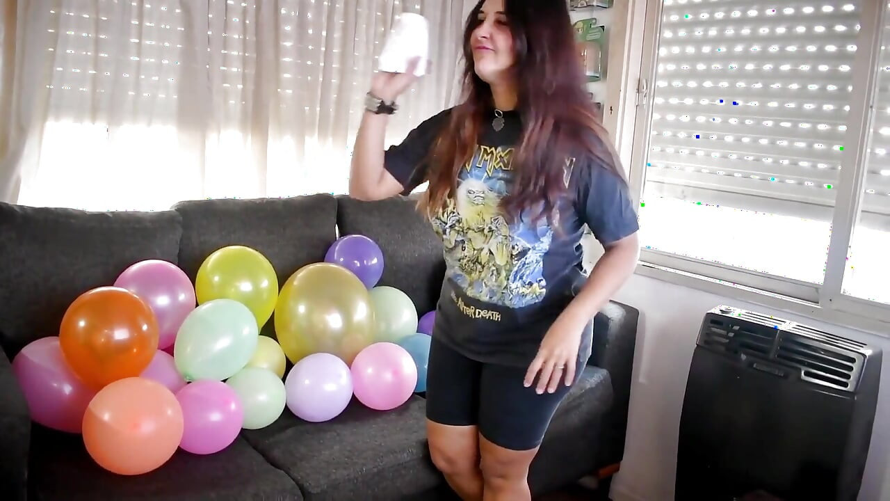 Gadis metal meletuskan semua balon sebelum pesta - bunny looner