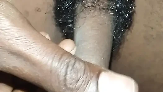 Evde yalnız adam gece yarısı mastürbasyon yapıyor