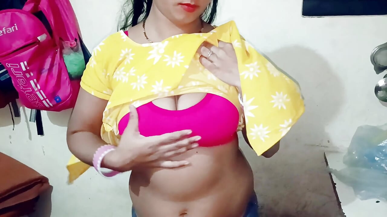 Desi village girls hots Desi dolly singh ki xxx new hots pron video hd finger chut me dal kar apni aag bujha rahi hai lund ki talas me dolly