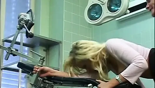 Красивую молодую блондинку с большими сиськами трахнули и камшот на ее задницу от гинеколога