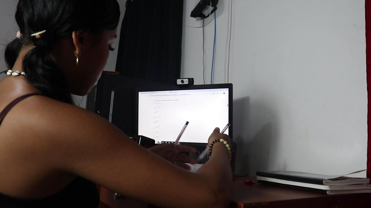 A beautiful Colombian woman from Medellín invites me to have sex at her house
