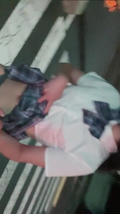 Elle se promène tard dans la nuit dans un uniforme scolaire en mini-jupe | Clip 1
