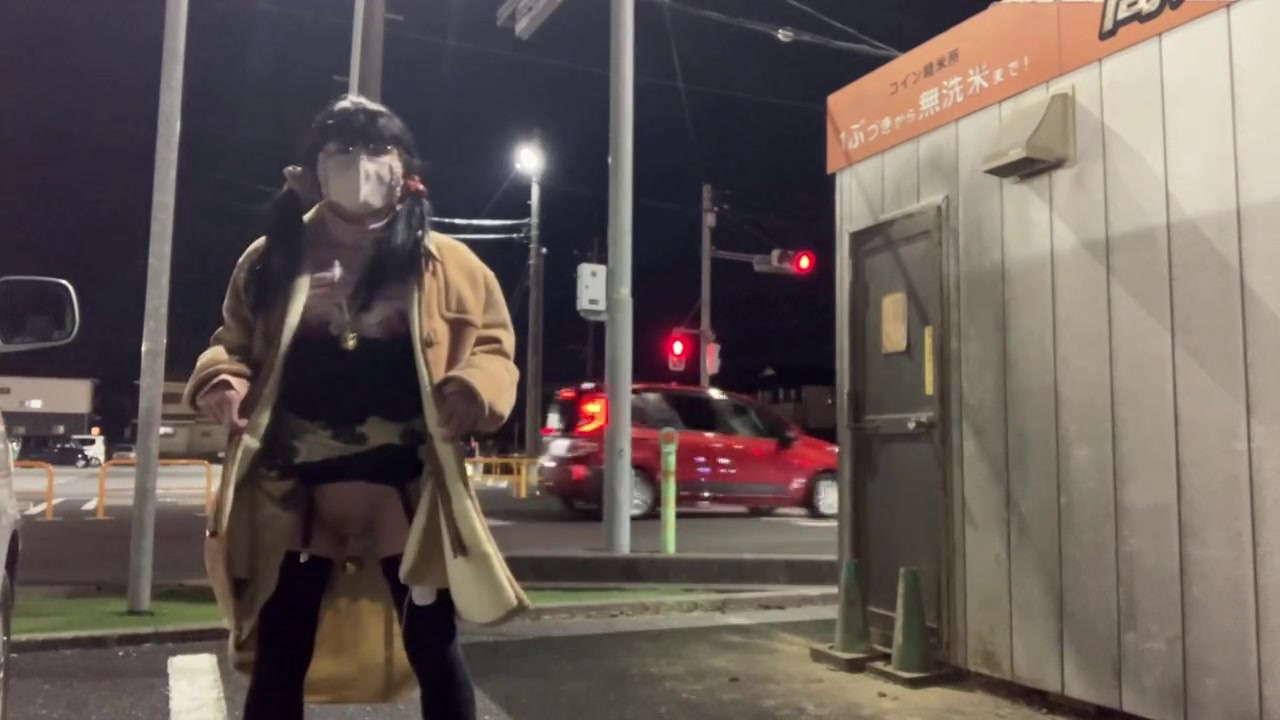 自主トレーニング No41 ショッピングモール駐車場でタックおまんこさらし実行中