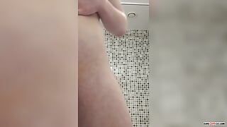 Roodharige Jasper Rhodes filmt een aftrekkende sessie onder de douche