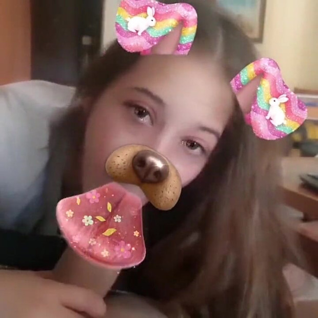 Latina puši veliki kurac sa snap filterom
