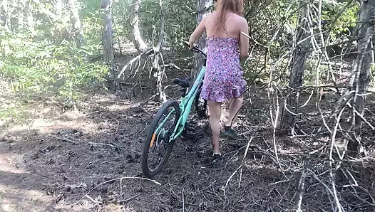 Encontrei uma linda garota tatuada cavalgando sua bicicleta na floresta e fodendo sua buceta peluda