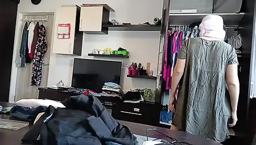 Amateur-frau Hat Spaß, Kleidung Anprobieren Und Zu Schneiden.