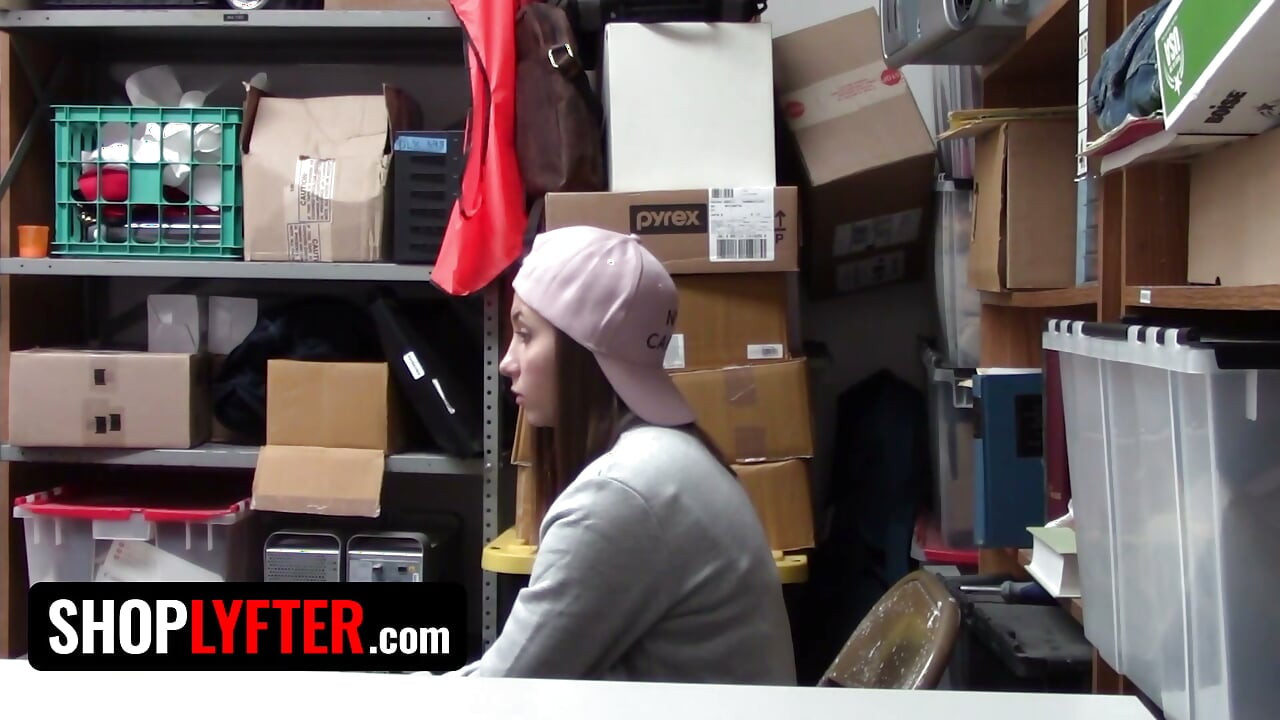 Shoplyfter - une agente de sécurité pervers se penche sur la coquine Hayden Hennessy et lui fait regretter le vol