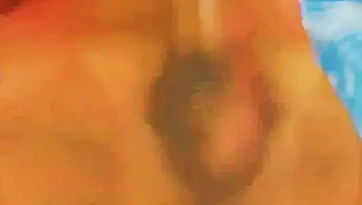 Sie war eine Faust, besessen von Engel, der ins Kino ging und sündigt, Bier trank und spreizte auf den Boden.