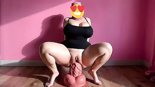 Canavar dildo büyük götlü kadının götünü parçalıyor