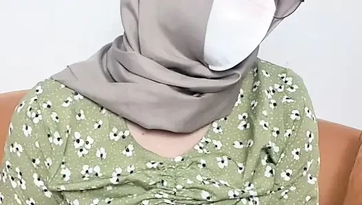 Молодая мама демонстрирует своё идеальное тело