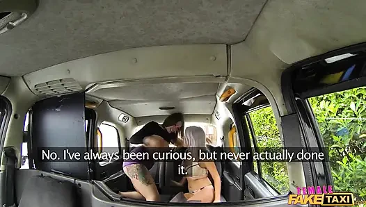 Female fake taxi - lu elissa si cewek semok rambut pirang lagi asik jilat memek pertamanya
