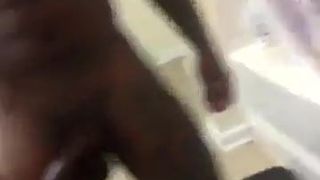 Homem negro exibindo pau no banheiro 001