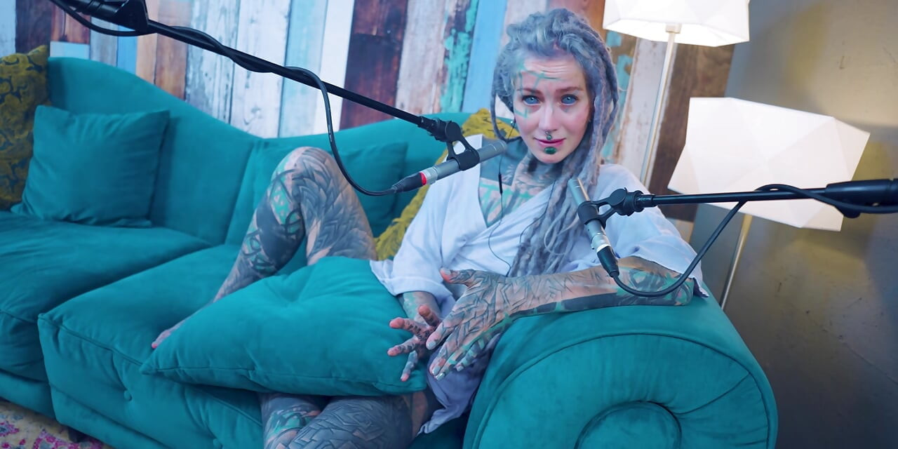 Hablo sobre H - Happiness - asmr podcast sfw hablando gótica flaca chica dreadlocks tatuada modelo chica tatuada