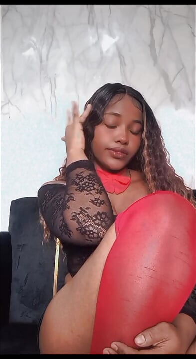 No pido permiso, marco el ritmo y decido cuándo mirar, cuándo desear y cuándo querer más