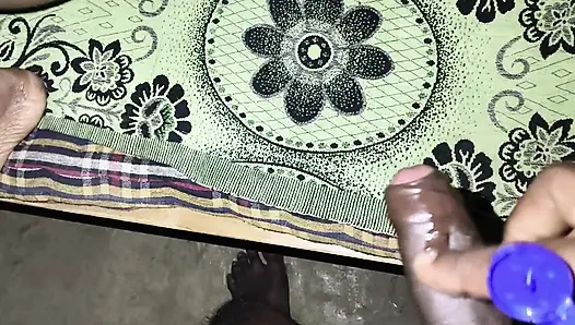 Ibu tiri melepas pakaiannya dan membiarkan pantatnya disetubuhi