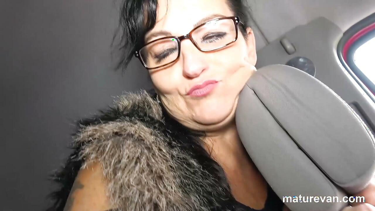 5 mogna damer tar med mig på en åktur i MatureVan