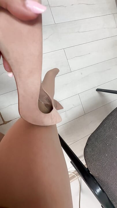 Secretaria madura cachonda levanta sus piernas largas y sexy en público para mostrar a sus colegas de oficina qué medias lleva puesta