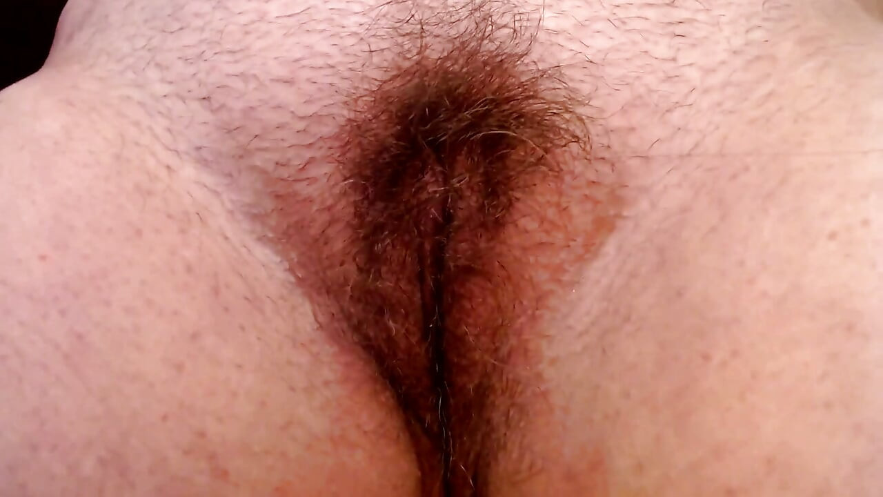 털이 무성한 보지를 다듬어