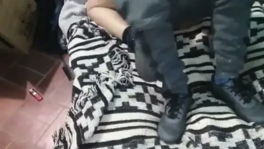 Montanolu kız yerdeki yatakla giyiniyor