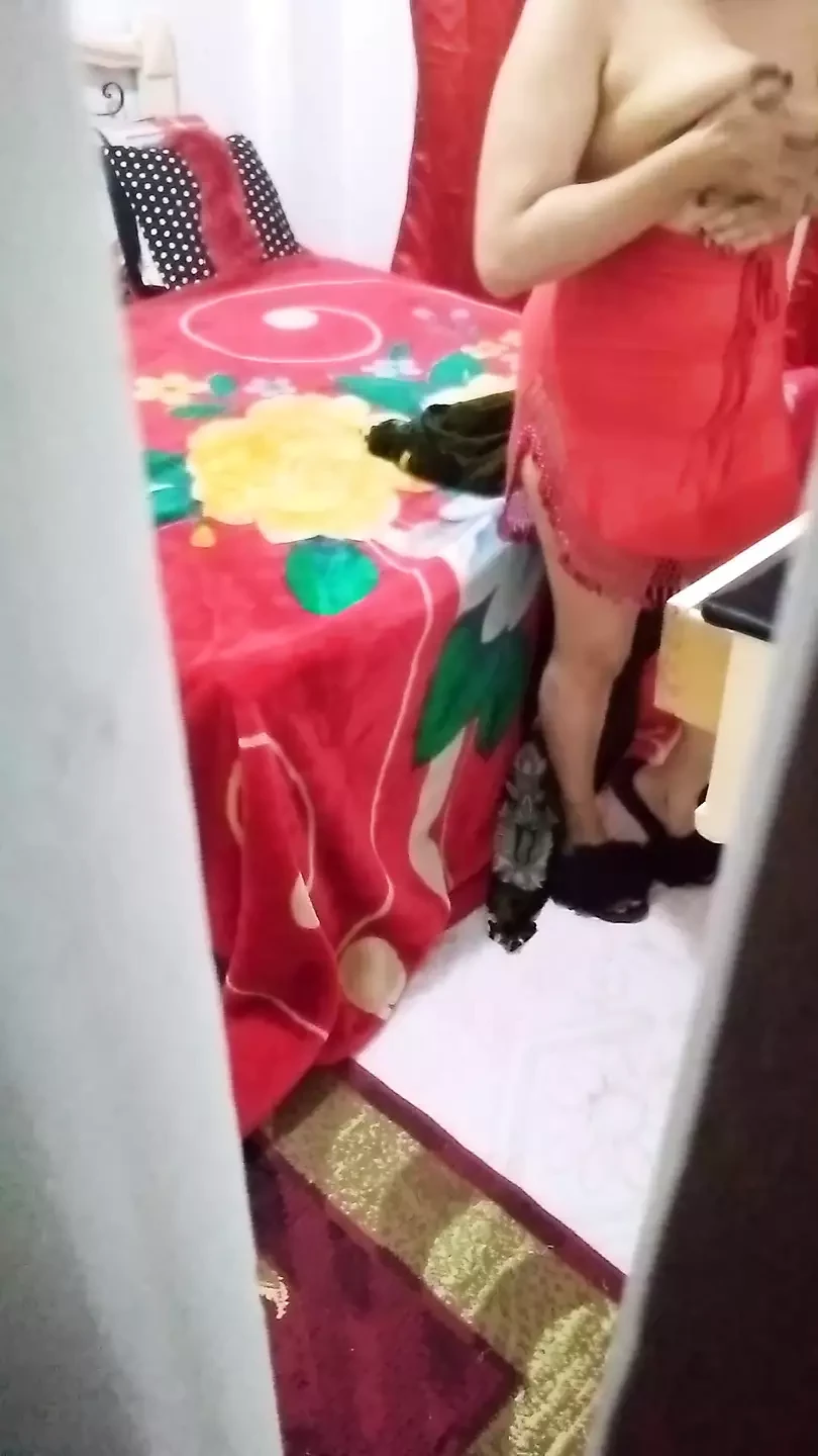 Bạn trai của cô ấy không thể tự giúp mình với giọng nói rõ ràng và tiếng rên rỉ của lửa