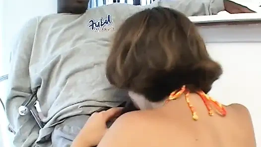 Genç sürtük siyah yarağı emiyor