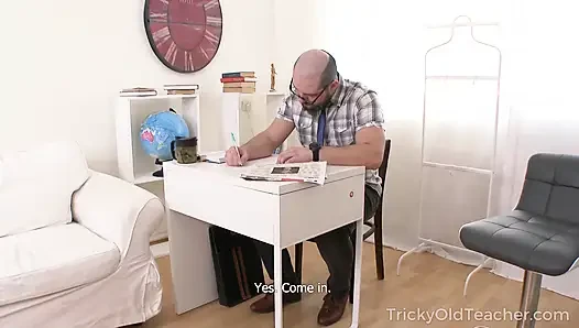 Извращенный учитель оценивает сексуальные навыки горячей студентки
