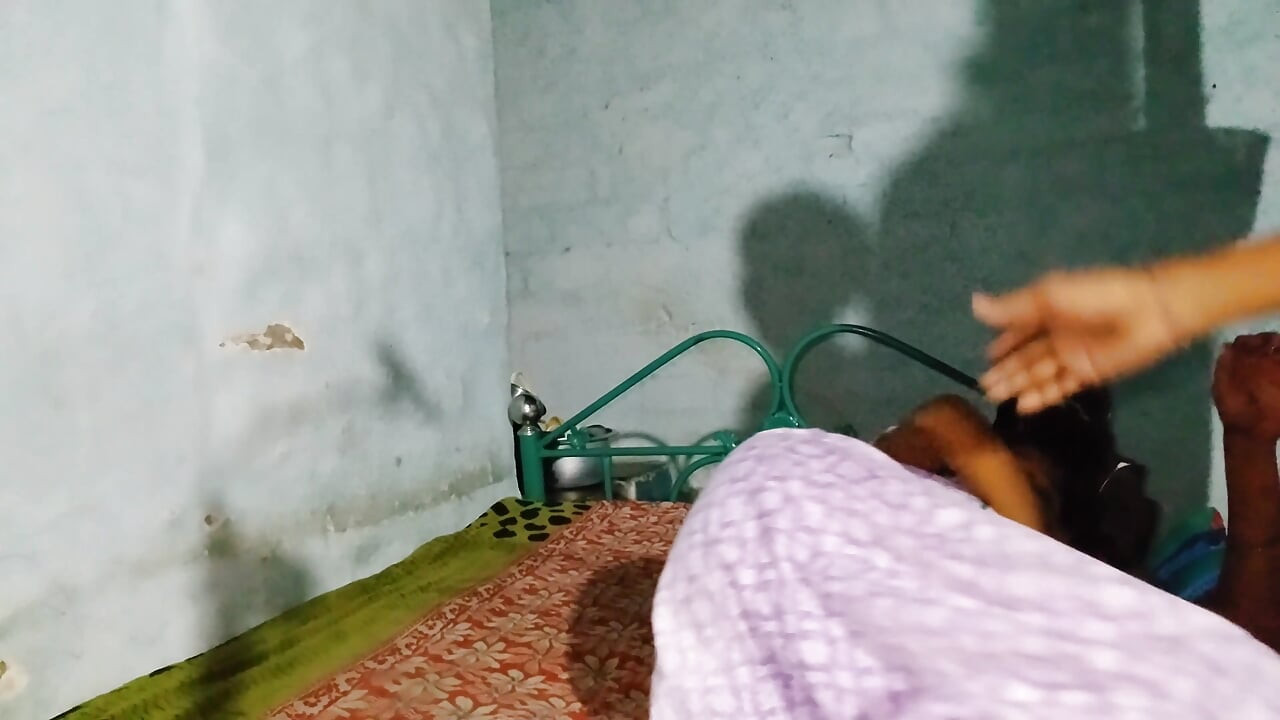 Üvey kız kardeş domaltarak sikişiyor