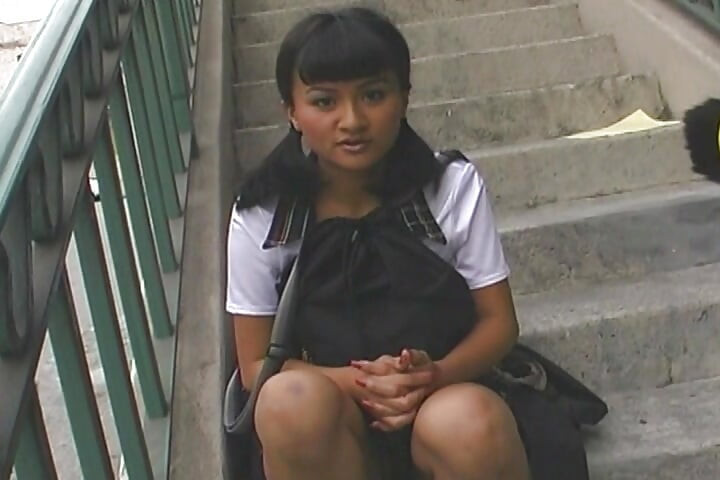 Bruneta seducătoare este futută tare pe canapea