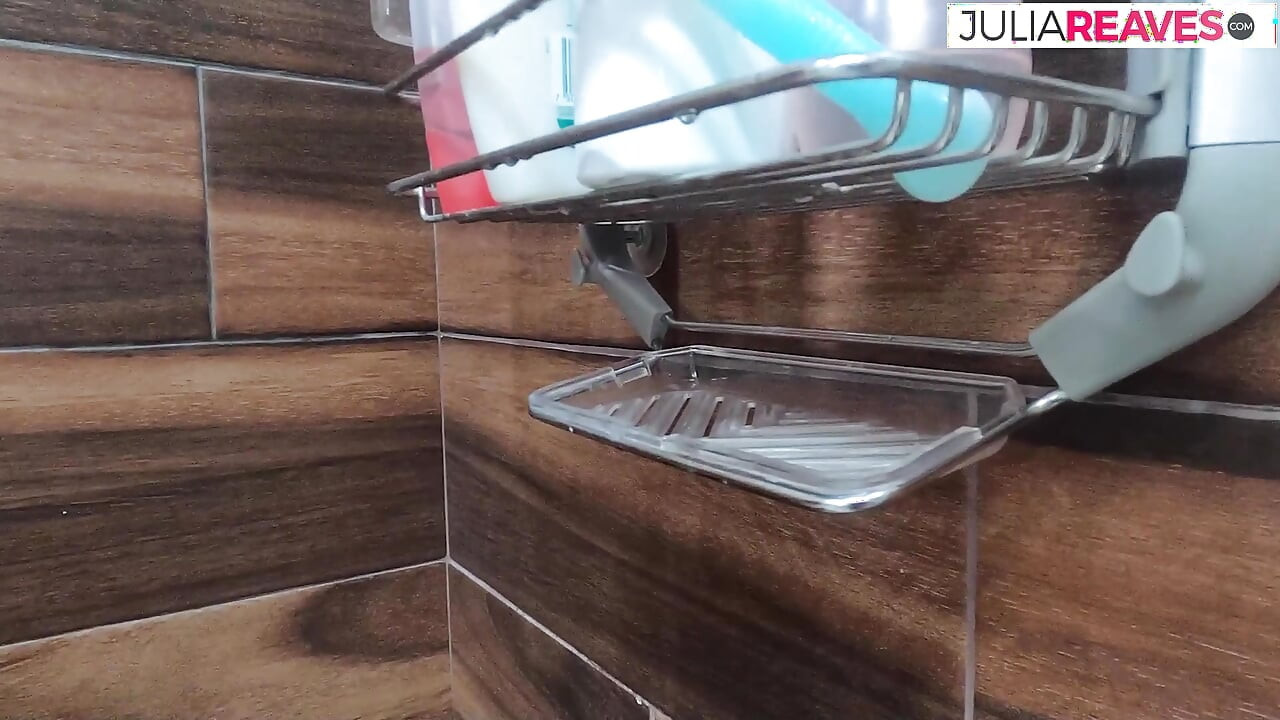 Puta cachonda gime mientras folla su coño perforado con un consolador