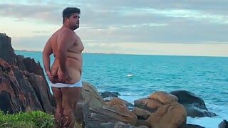 Homo mollige homo gaat naar het strand om te masturberen en met zijn kont te pronken
