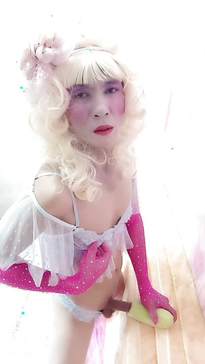 transseksualna Le ubrana w seksowne ubrania porno grając na stojąco.