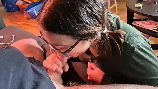 Erstes blowjob-video für sie - selbstgedrehte handheld-kamera