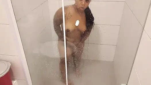 Папа принимает ванну вместе с маленьким гномом