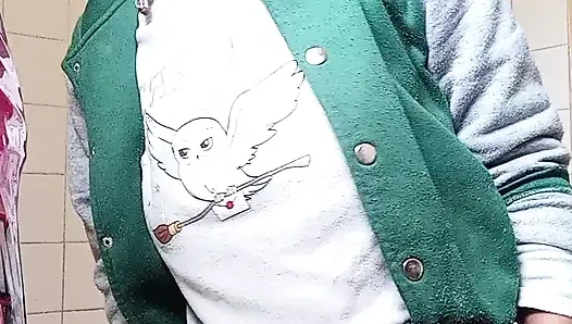 Hizmetçi temizlik yaparken kendini sikiyor