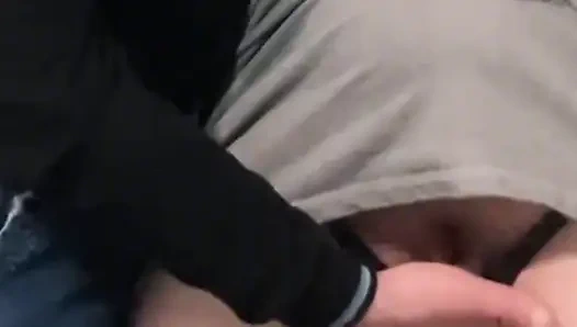 Волосатую киску трахнули пальцами в переполненном метро