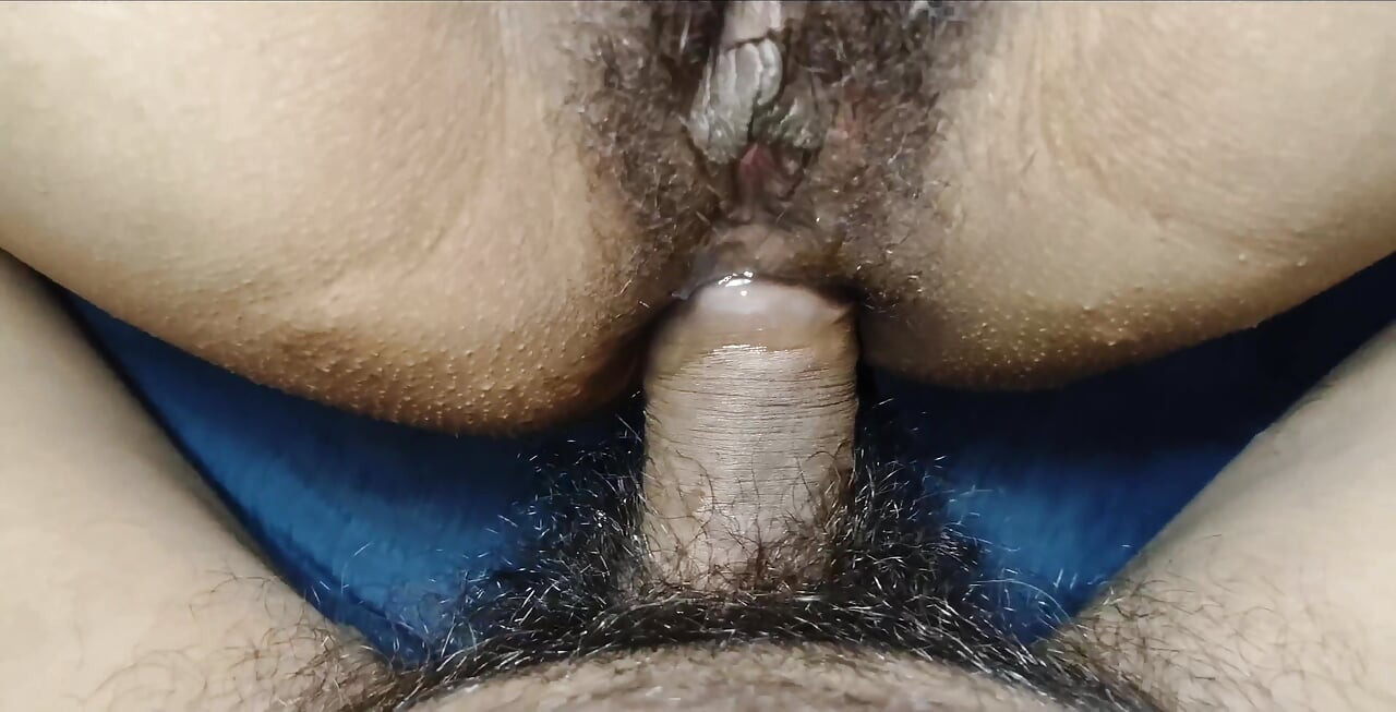 Jak analni seks video desi žene koja nosi novu haljinu