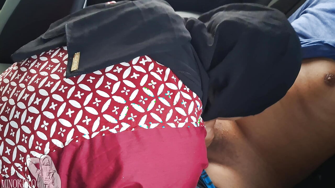 Desperate asian hijabi muslim office worker luta com taxi bill, acaba engolindo o pau do motorista - Minokiiko