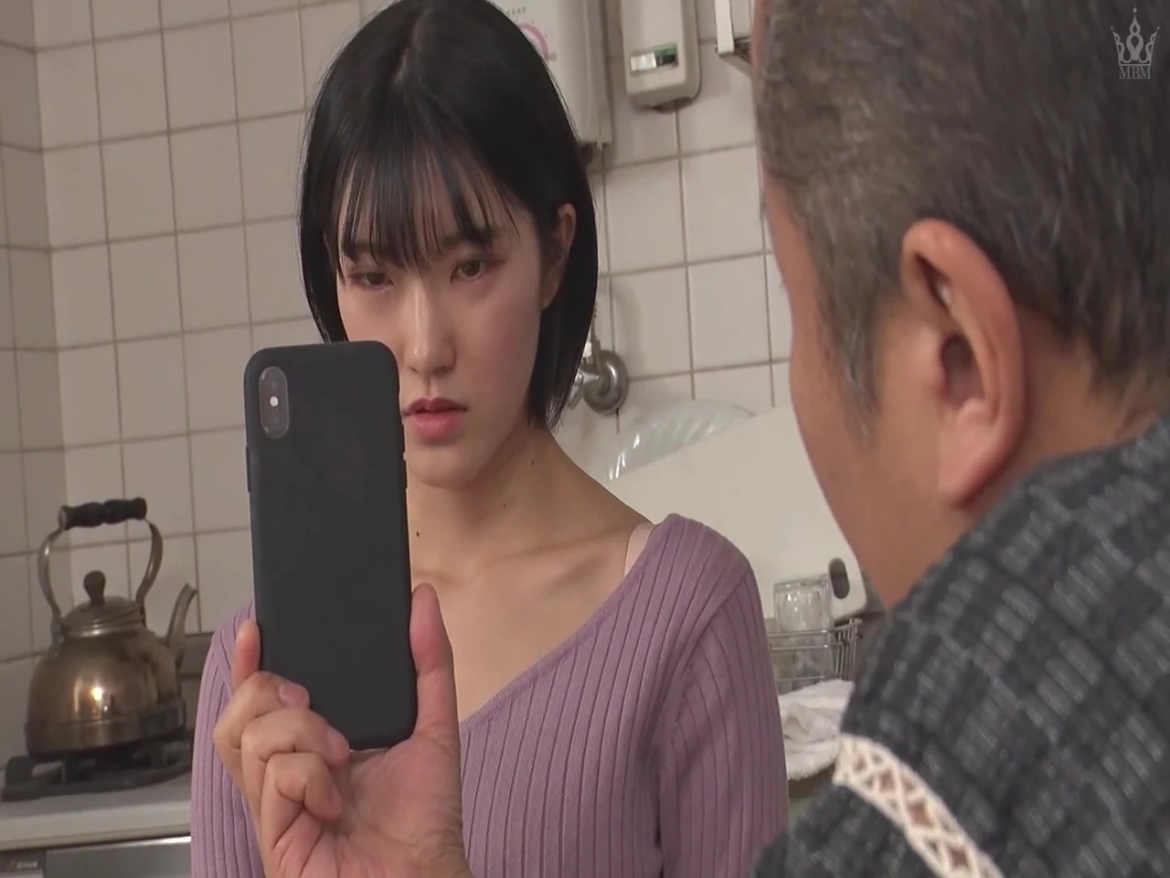 P010G06 The father of the husband living together is blamed for an affair with the host!