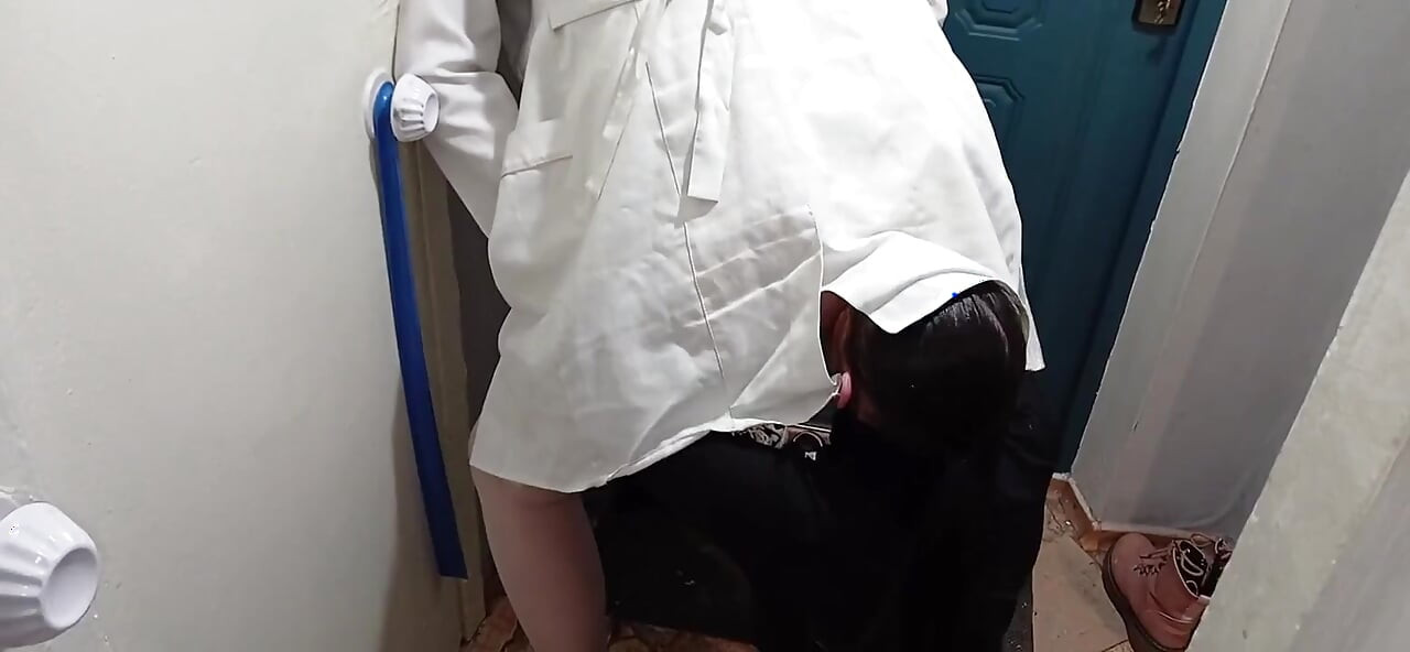 Eu peguei meu médico se masturbando e o ajudei a gozar