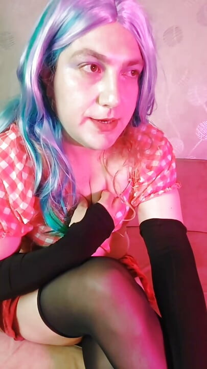 Pembe Kırmızı Kıyafetli Sissy